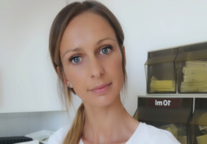 Jasmin Valerie Nenning im Labor der Praxis Dr Freynhofer Karl Neustadtl