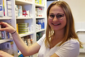Katrin Steinberger in der Hausapotheke der Praxis Dr Freynhofer Karl Neustadtl